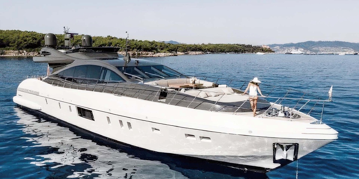 Аренда мега яхты Mangusta 110 Fanamax во Франции